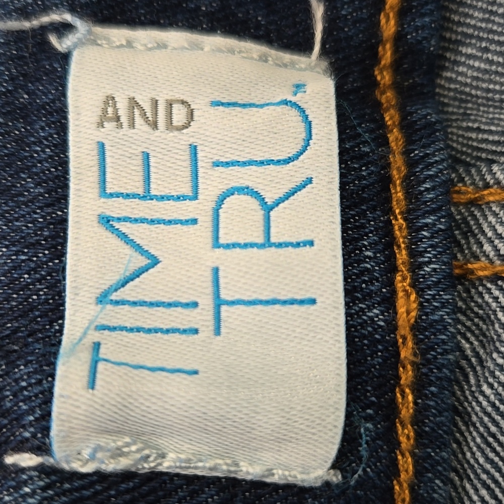 Time and Tru | Slim Fit Capri Jeans with Side Slit Hem Dark Wash - Picture 4 of 5
